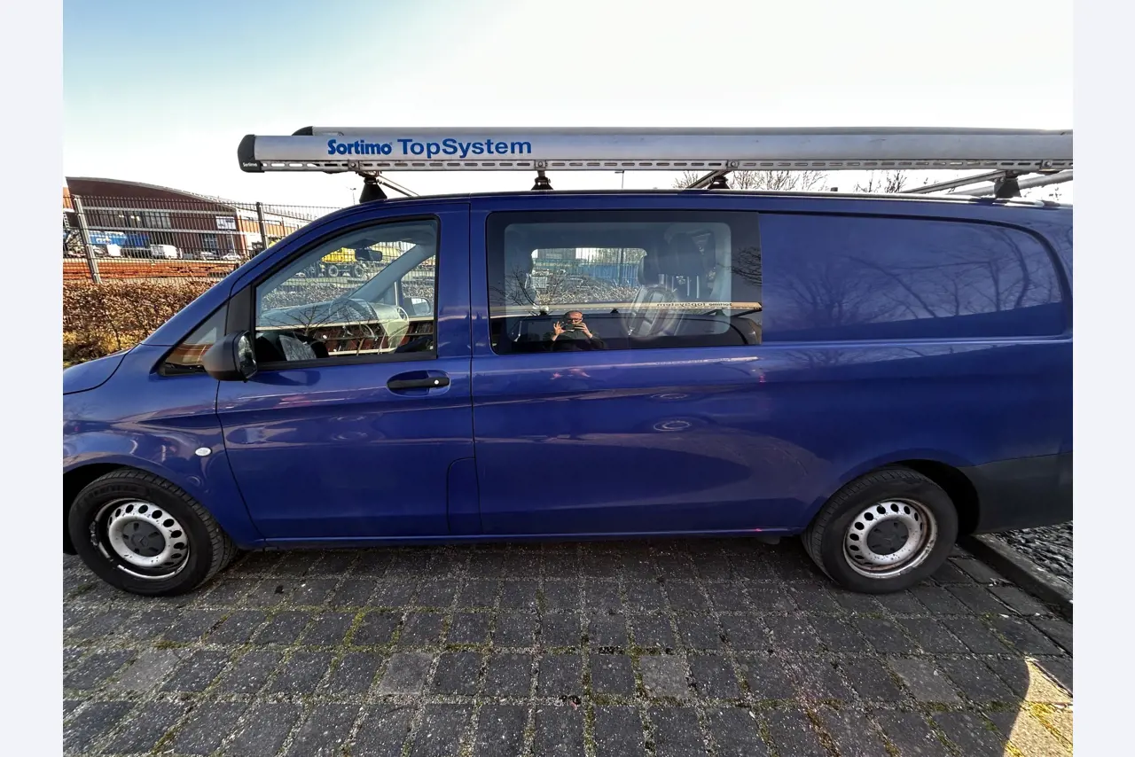 Máquinas para trabalhar madeira, sistemas de extração e ferramentas manuais em bom estado de conservação numa oficina de madeira/ porto-13