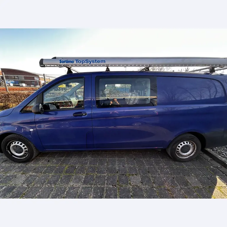 Máquinas para trabalhar madeira, sistemas de extração e ferramentas manuais em bom estado de conservação numa oficina de madeira/ porto-13