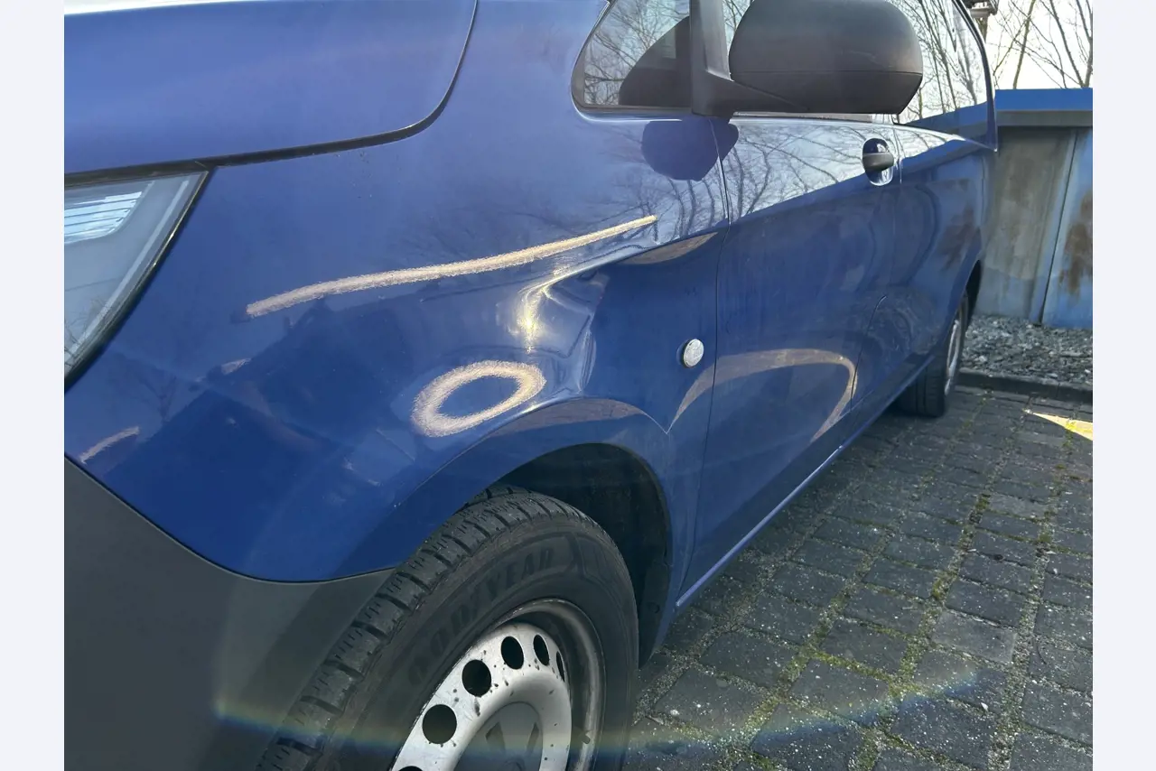 Máquinas para trabalhar madeira, sistemas de extração e ferramentas manuais em bom estado de conservação numa oficina de madeira/ porto-14