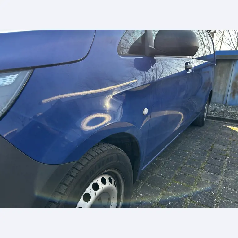 Máquinas para trabalhar madeira, sistemas de extração e ferramentas manuais em bom estado de conservação numa oficina de madeira/ porto-14