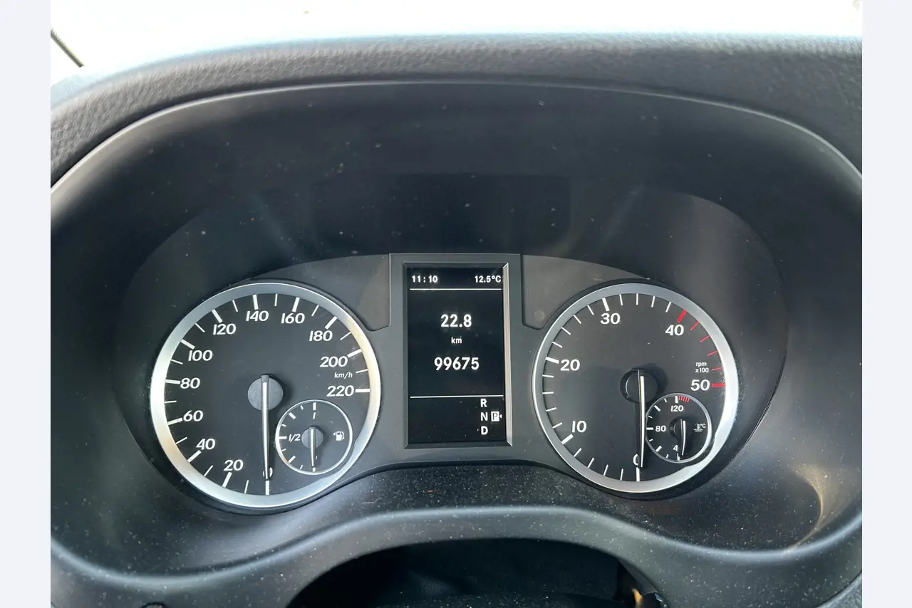 Máquinas para trabalhar madeira, sistemas de extração e ferramentas manuais em bom estado de conservação numa oficina de madeira/ porto-15