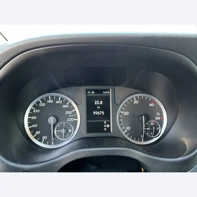 Máquinas para trabalhar madeira, sistemas de extração e ferramentas manuais em bom estado de conservação numa oficina de madeira/ porto-15