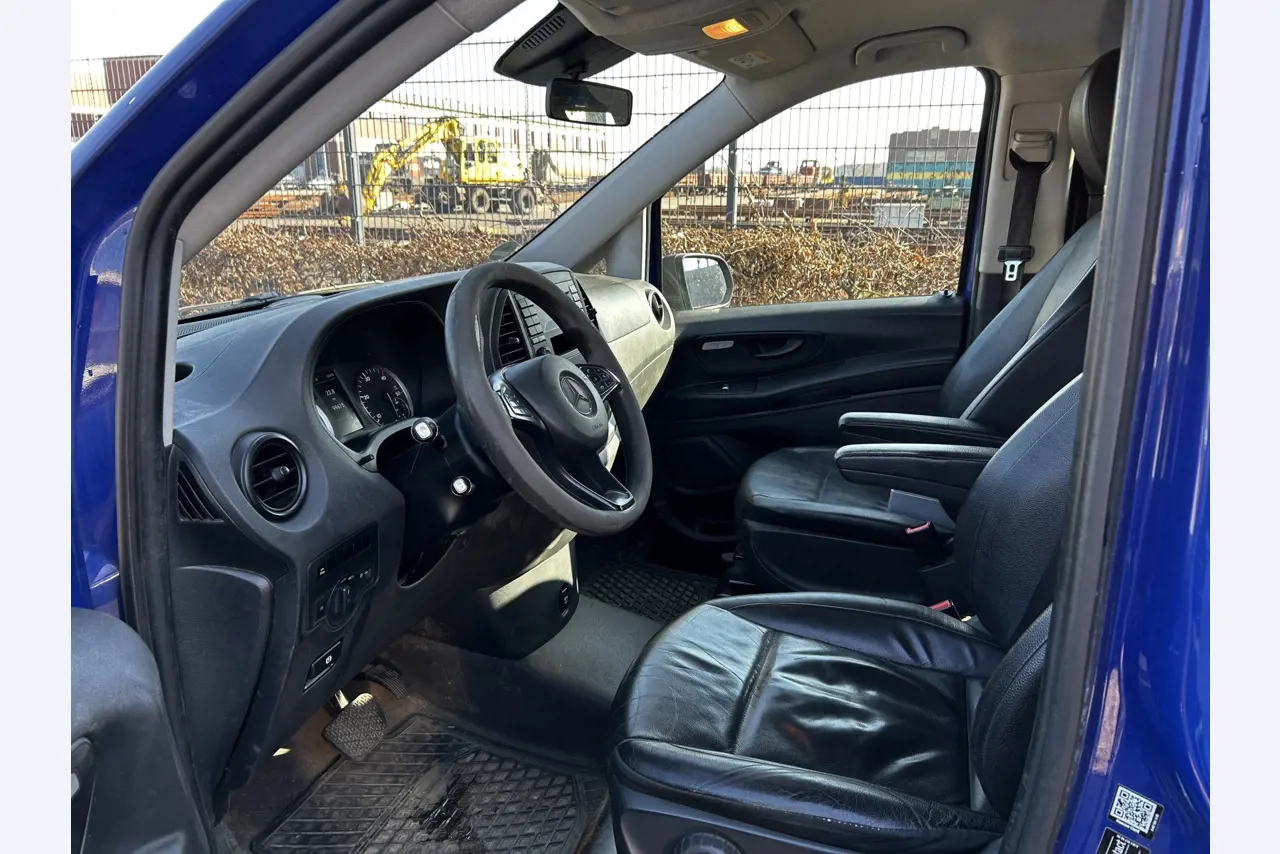 Máquinas para trabalhar madeira, sistemas de extração e ferramentas manuais em bom estado de conservação numa oficina de madeira/ porto-16