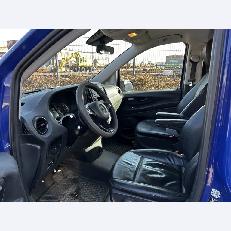 Máquinas para trabalhar madeira, sistemas de extração e ferramentas manuais em bom estado de conservação numa oficina de madeira/ porto-16