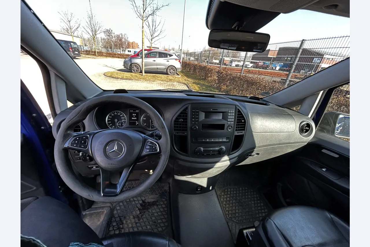 Máquinas para trabalhar madeira, sistemas de extração e ferramentas manuais em bom estado de conservação numa oficina de madeira/ porto-17