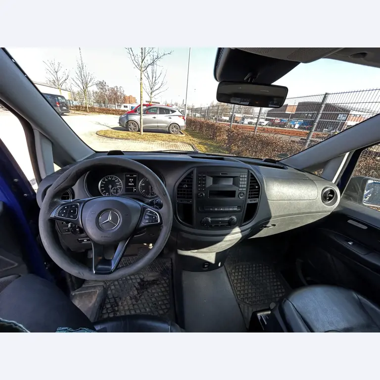 Máquinas para trabalhar madeira, sistemas de extração e ferramentas manuais em bom estado de conservação numa oficina de madeira/ porto-17