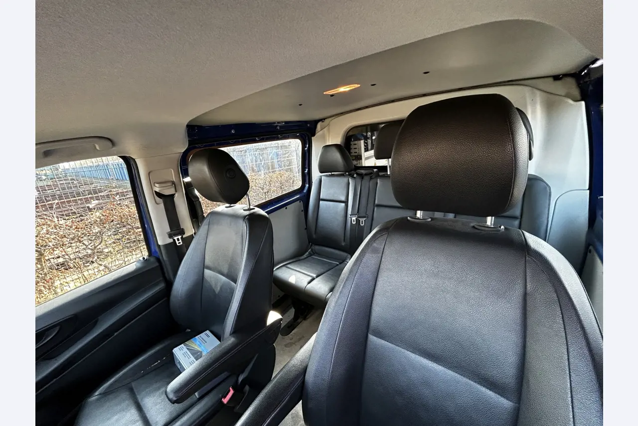 Máquinas para trabalhar madeira, sistemas de extração e ferramentas manuais em bom estado de conservação numa oficina de madeira/ porto-18