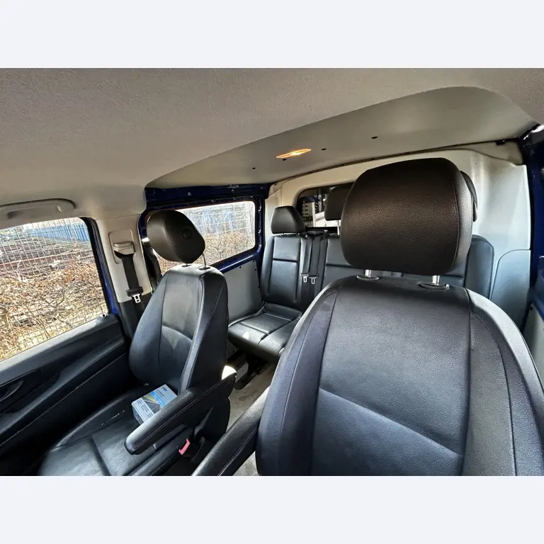 Máquinas para trabalhar madeira, sistemas de extração e ferramentas manuais em bom estado de conservação numa oficina de madeira/ porto-18