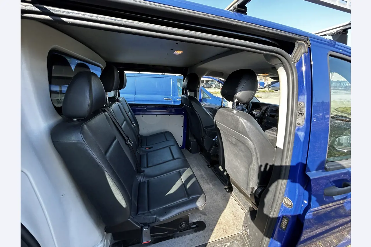 Máquinas para trabalhar madeira, sistemas de extração e ferramentas manuais em bom estado de conservação numa oficina de madeira/ porto-19