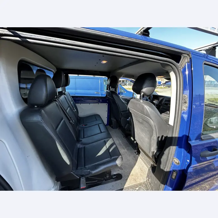 Máquinas para trabalhar madeira, sistemas de extração e ferramentas manuais em bom estado de conservação numa oficina de madeira/ porto-19