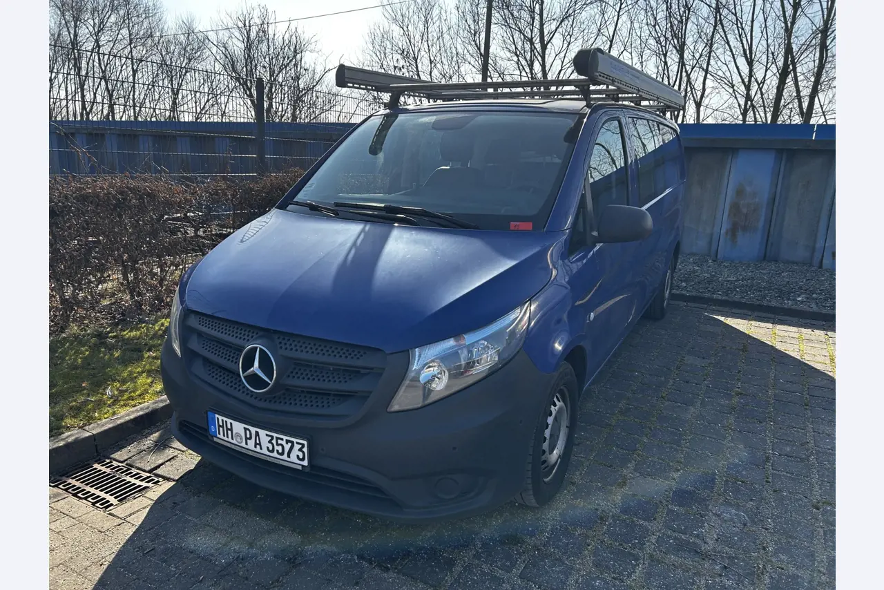 Máquinas para trabalhar madeira, sistemas de extração e ferramentas manuais em bom estado de conservação numa oficina de madeira/ porto-2