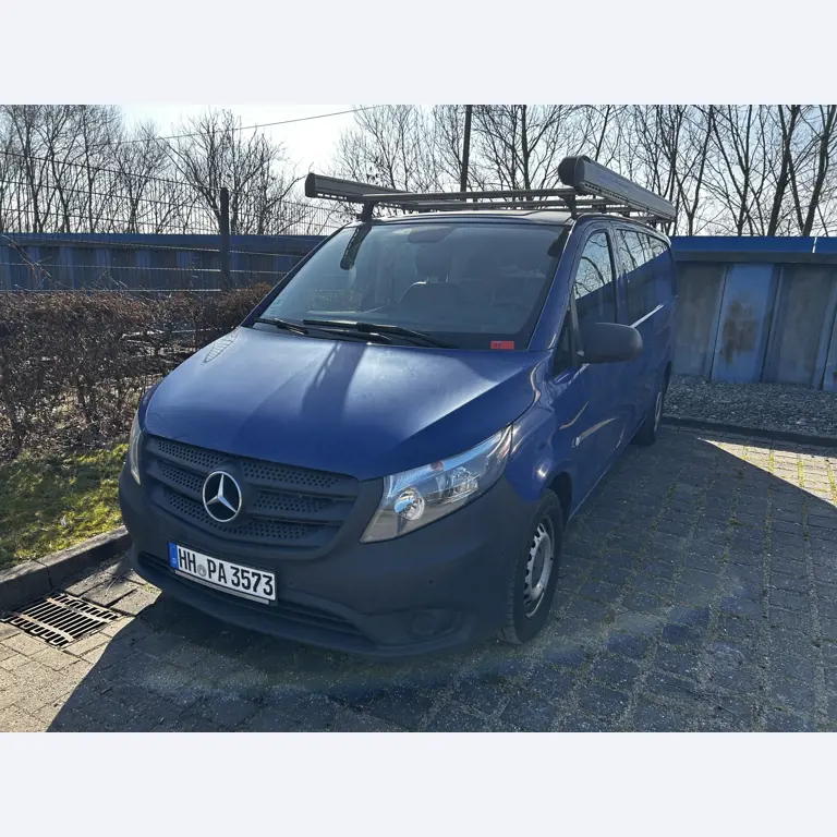 Máquinas para trabalhar madeira, sistemas de extração e ferramentas manuais em bom estado de conservação numa oficina de madeira/ porto-2