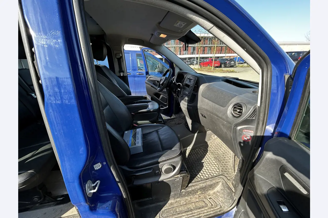 Máquinas para trabalhar madeira, sistemas de extração e ferramentas manuais em bom estado de conservação numa oficina de madeira/ porto-20