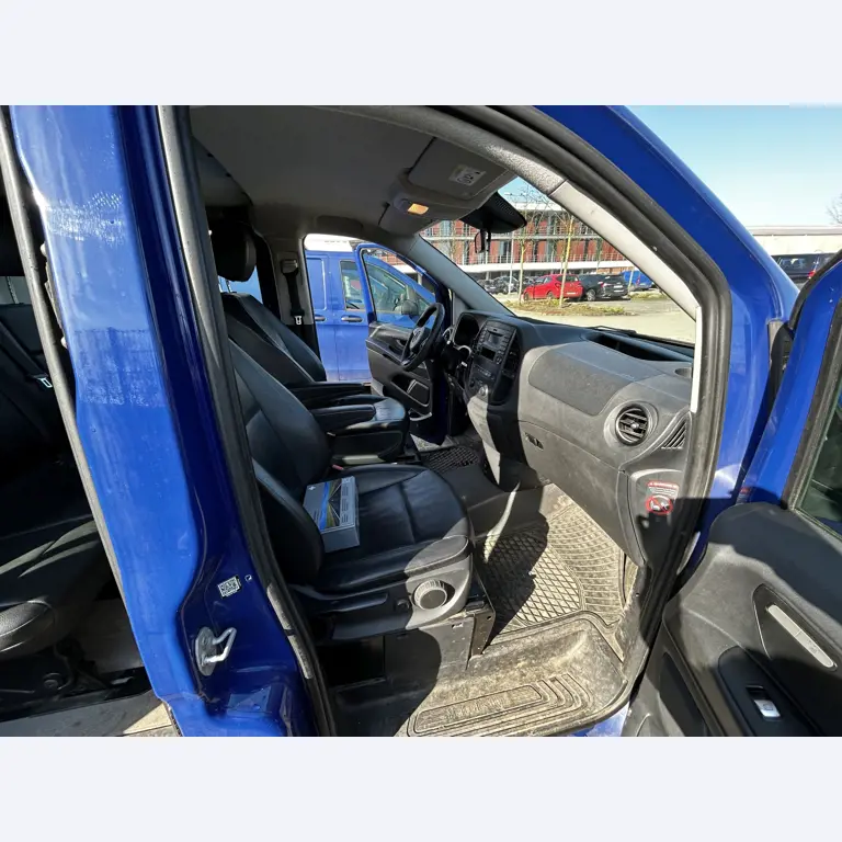 Máquinas para trabalhar madeira, sistemas de extração e ferramentas manuais em bom estado de conservação numa oficina de madeira/ porto-20