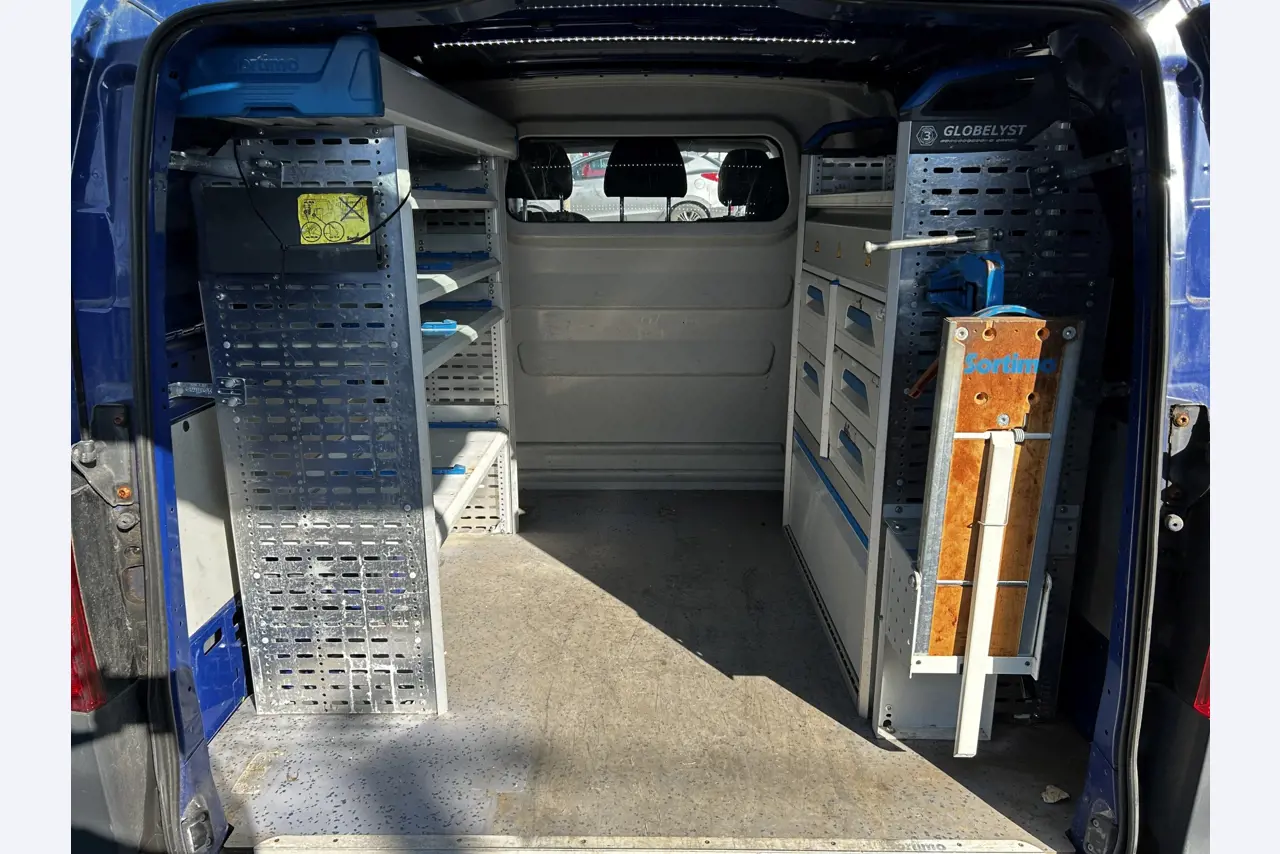 Máquinas para trabalhar madeira, sistemas de extração e ferramentas manuais em bom estado de conservação numa oficina de madeira/ porto-21