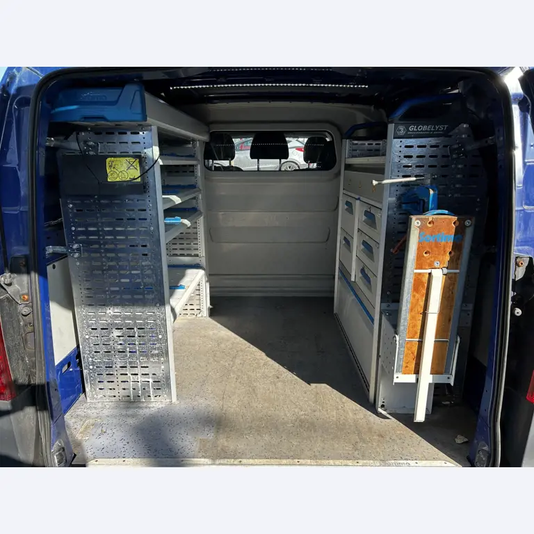 Máquinas para trabalhar madeira, sistemas de extração e ferramentas manuais em bom estado de conservação numa oficina de madeira/ porto-21