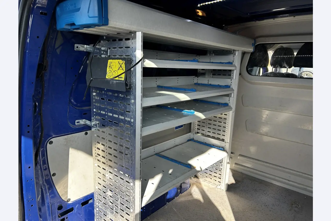 Máquinas para trabalhar madeira, sistemas de extração e ferramentas manuais em bom estado de conservação numa oficina de madeira/ porto-22