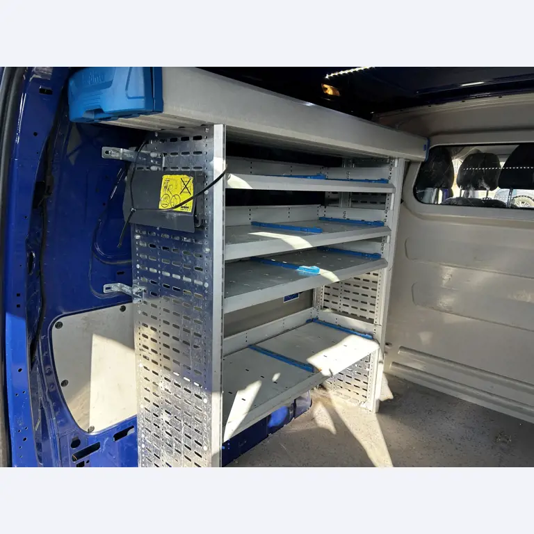 Máquinas para trabalhar madeira, sistemas de extração e ferramentas manuais em bom estado de conservação numa oficina de madeira/ porto-22