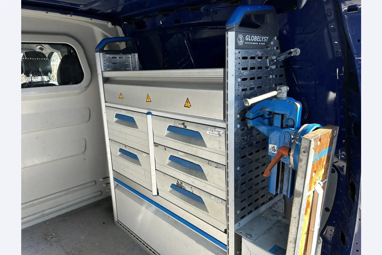 Máquinas para trabalhar madeira, sistemas de extração e ferramentas manuais em bom estado de conservação numa oficina de madeira/ porto-23