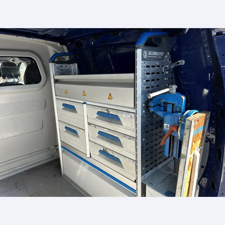 Máquinas para trabalhar madeira, sistemas de extração e ferramentas manuais em bom estado de conservação numa oficina de madeira/ porto-23