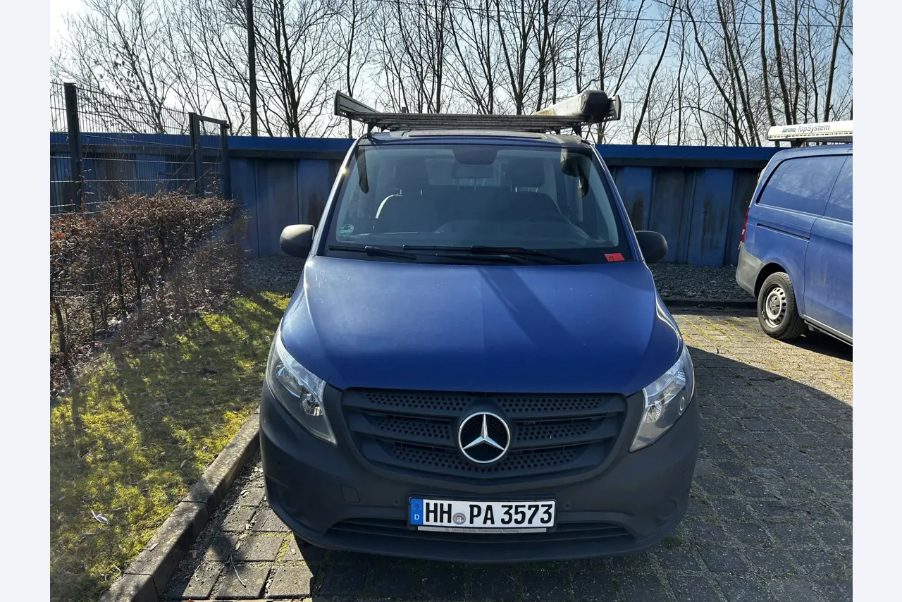 Máquinas para trabalhar madeira, sistemas de extração e ferramentas manuais em bom estado de conservação numa oficina de madeira/ porto-3