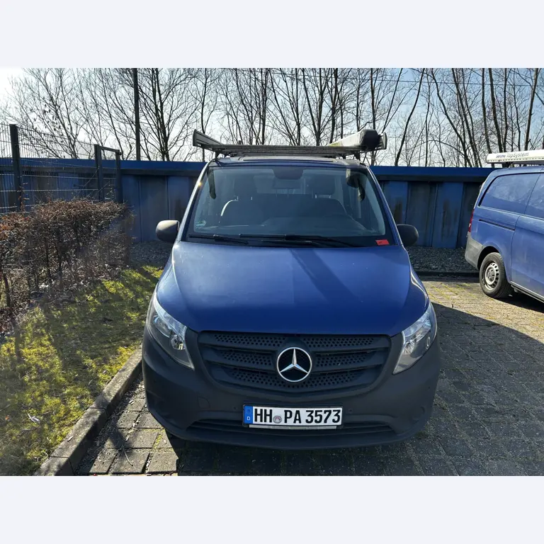 Máquinas para trabalhar madeira, sistemas de extração e ferramentas manuais em bom estado de conservação numa oficina de madeira/ porto-3