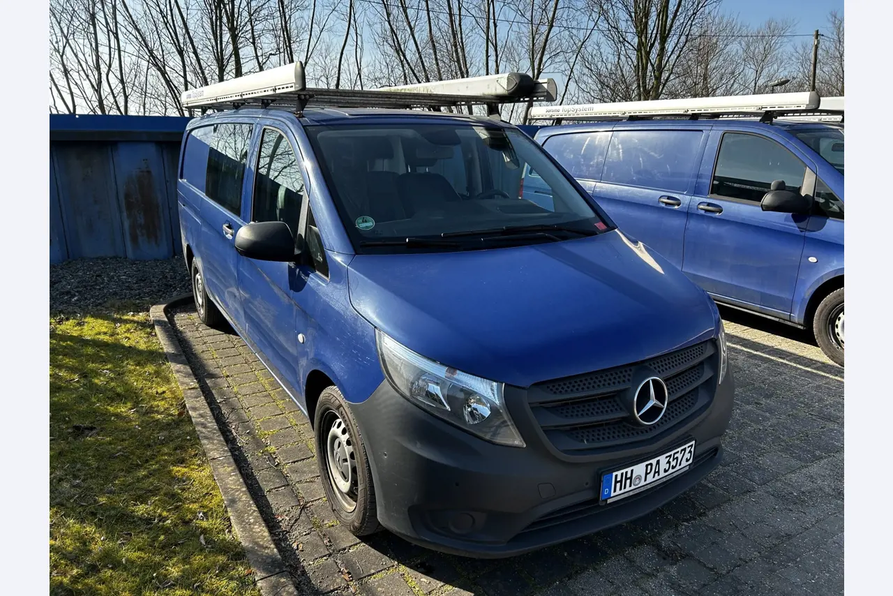 Máquinas para trabalhar madeira, sistemas de extração e ferramentas manuais em bom estado de conservação numa oficina de madeira/ porto-4