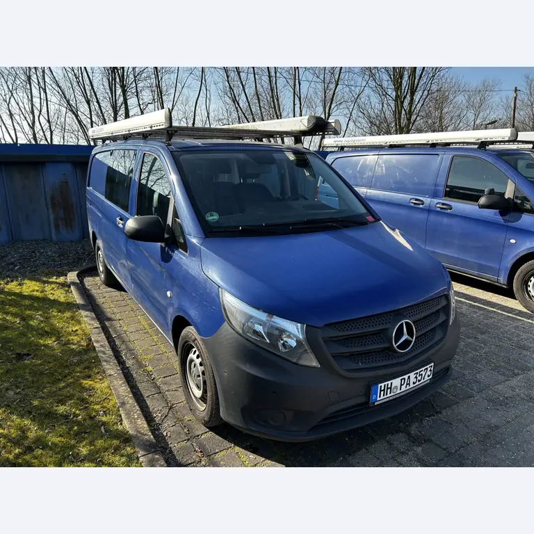 Máquinas para trabalhar madeira, sistemas de extração e ferramentas manuais em bom estado de conservação numa oficina de madeira/ porto-4