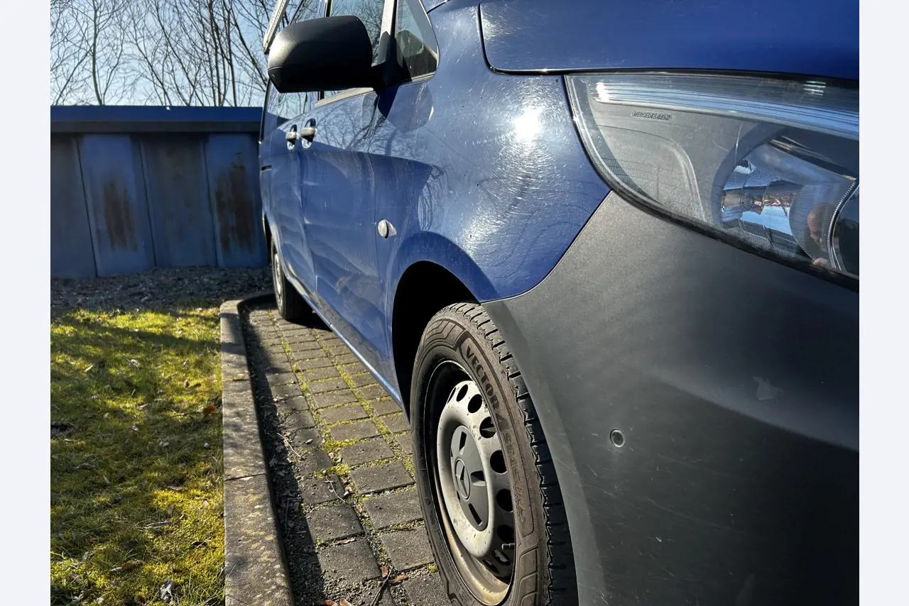 Máquinas para trabalhar madeira, sistemas de extração e ferramentas manuais em bom estado de conservação numa oficina de madeira/ porto-1