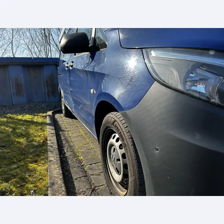 Máquinas para trabalhar madeira, sistemas de extração e ferramentas manuais em bom estado de conservação numa oficina de madeira/ porto-1