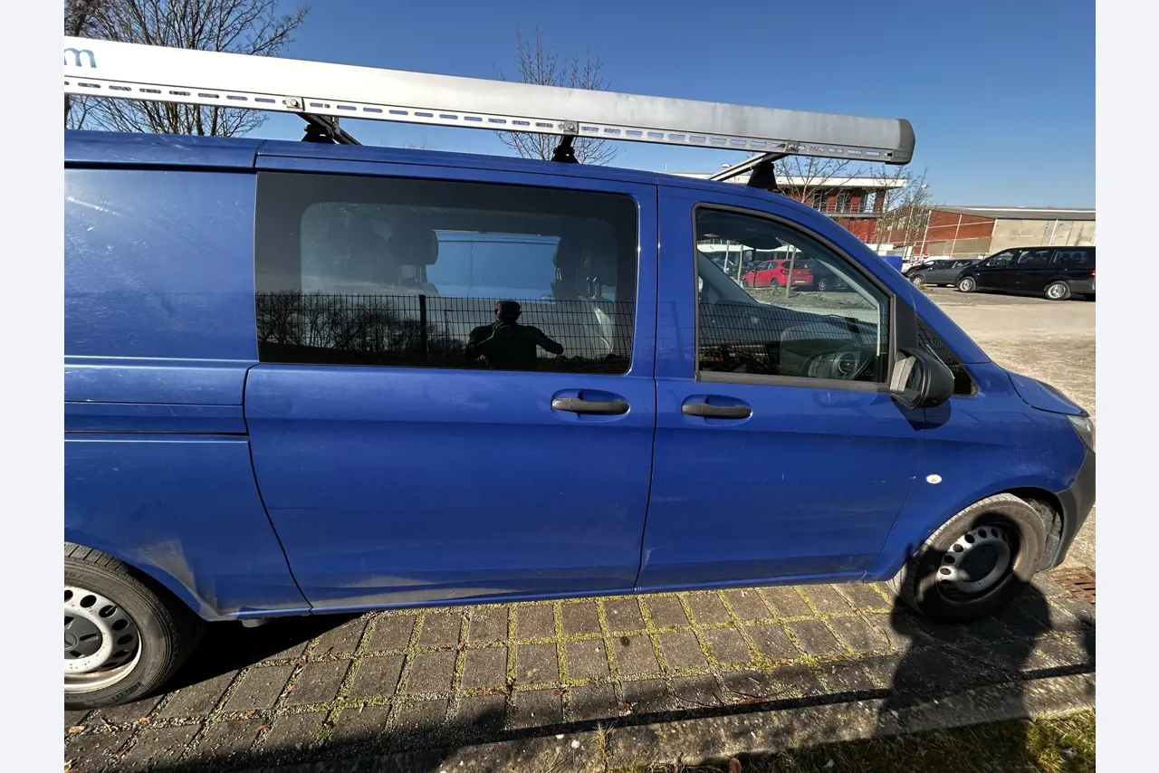 Máquinas para trabalhar madeira, sistemas de extração e ferramentas manuais em bom estado de conservação numa oficina de madeira/ porto-5