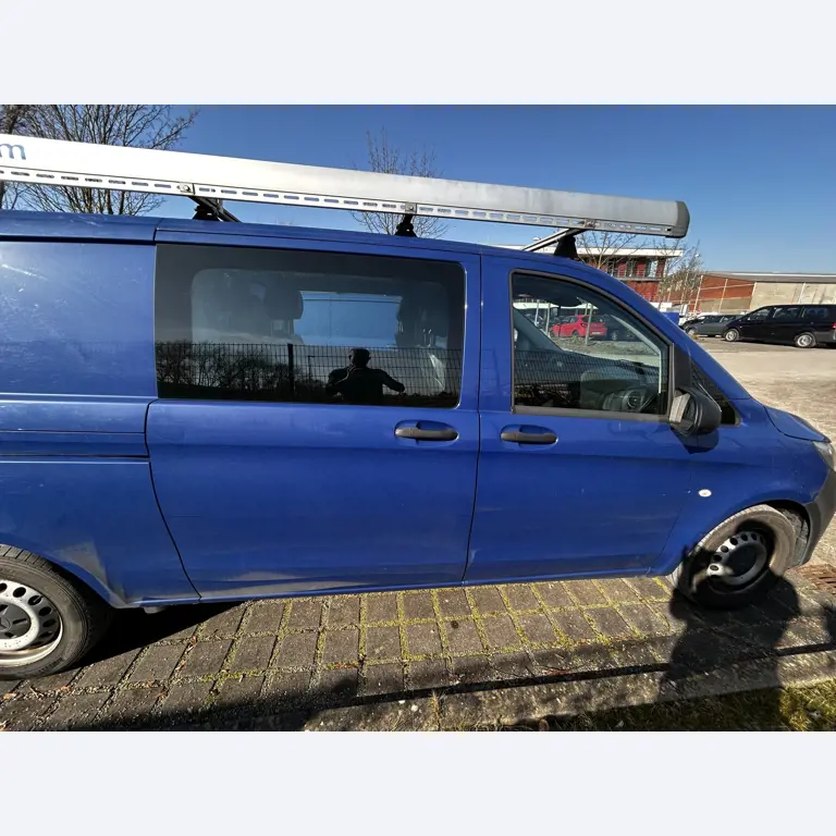 Máquinas para trabalhar madeira, sistemas de extração e ferramentas manuais em bom estado de conservação numa oficina de madeira/ porto-5