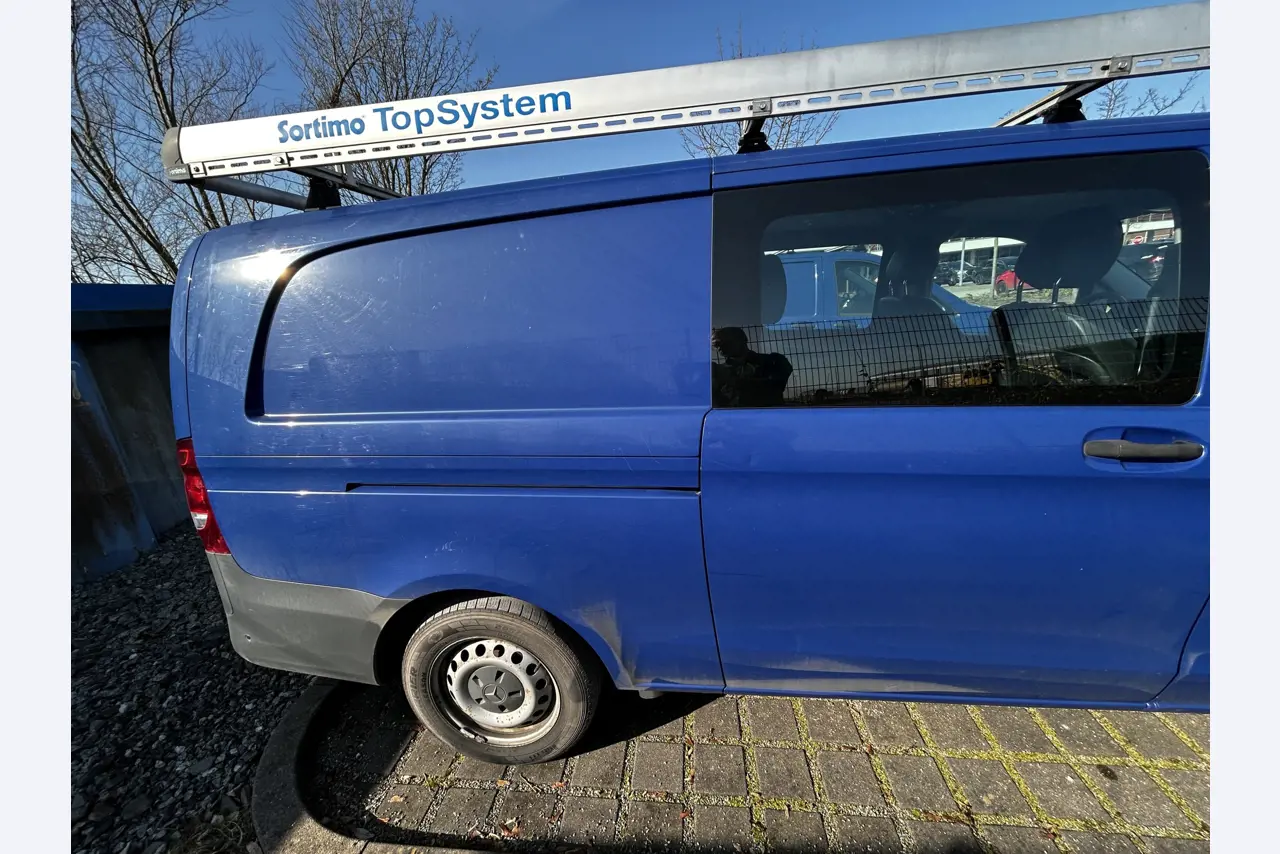 Máquinas para trabalhar madeira, sistemas de extração e ferramentas manuais em bom estado de conservação numa oficina de madeira/ porto-6