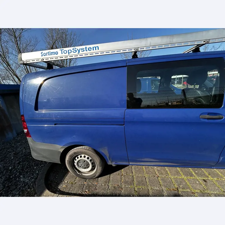 Máquinas para trabalhar madeira, sistemas de extração e ferramentas manuais em bom estado de conservação numa oficina de madeira/ porto-6