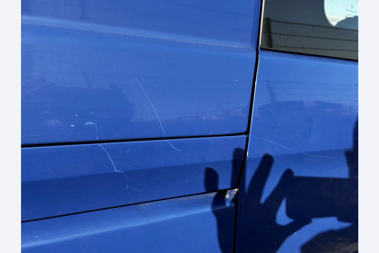 Máquinas para trabalhar madeira, sistemas de extração e ferramentas manuais em bom estado de conservação numa oficina de madeira/ porto-7