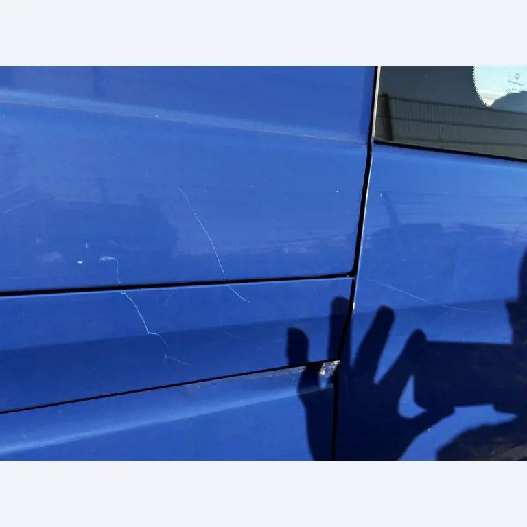 Máquinas para trabalhar madeira, sistemas de extração e ferramentas manuais em bom estado de conservação numa oficina de madeira/ porto-7