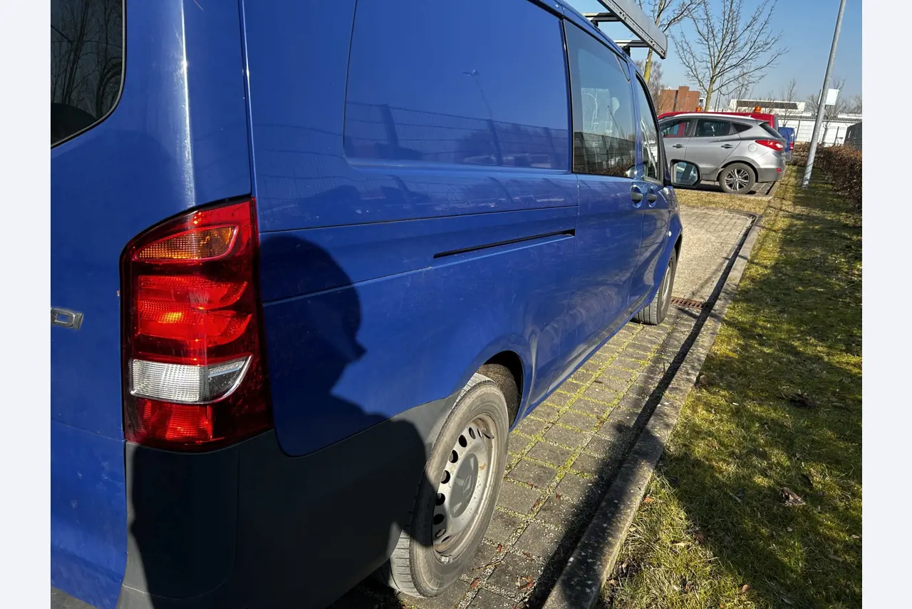 Máquinas para trabalhar madeira, sistemas de extração e ferramentas manuais em bom estado de conservação numa oficina de madeira/ porto-8