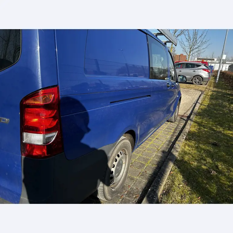 Máquinas para trabalhar madeira, sistemas de extração e ferramentas manuais em bom estado de conservação numa oficina de madeira/ porto-8