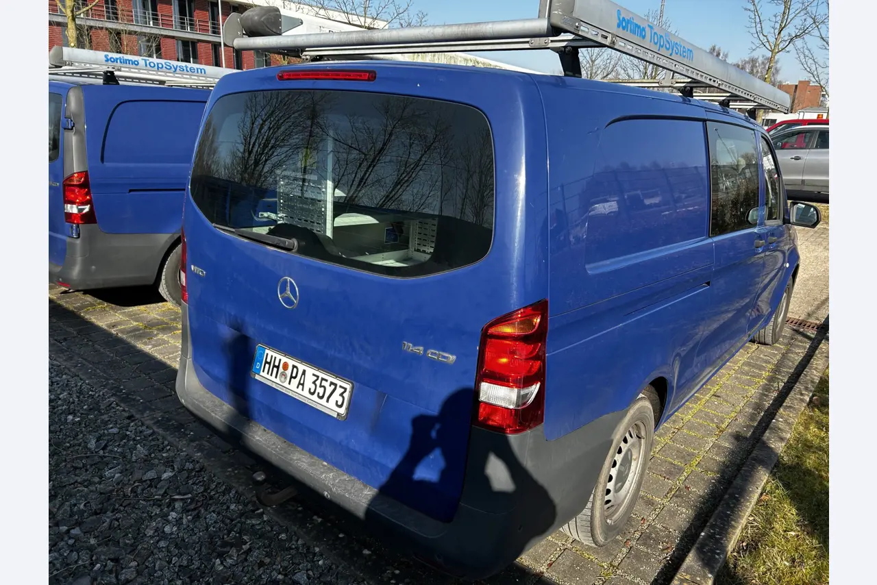 Máquinas para trabalhar madeira, sistemas de extração e ferramentas manuais em bom estado de conservação numa oficina de madeira/ porto-9