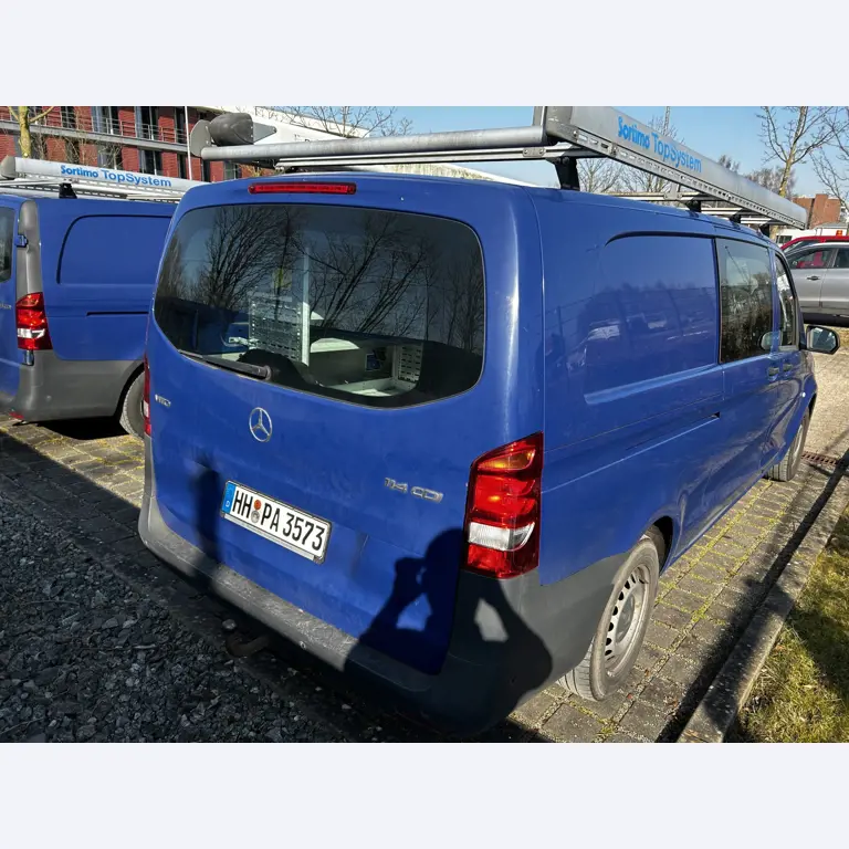 Máquinas para trabalhar madeira, sistemas de extração e ferramentas manuais em bom estado de conservação numa oficina de madeira/ porto-9