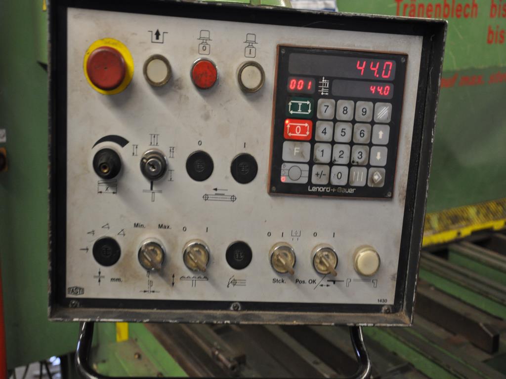 Diversos equipamentos de cantina e acessórios de oficina da zona portuária-10