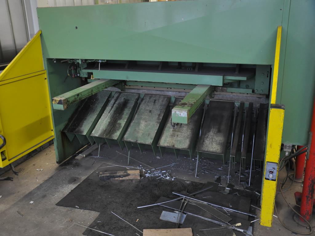 Diversos equipamentos de cantina e acessórios de oficina da zona portuária-11