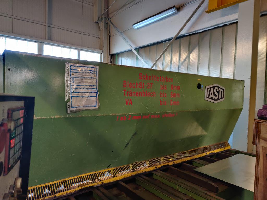 Diversos equipamentos de cantina e acessórios de oficina da zona portuária-13