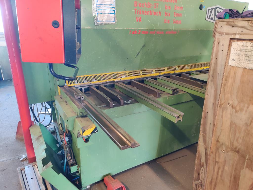 Diversos equipamentos de cantina e acessórios de oficina da zona portuária-14