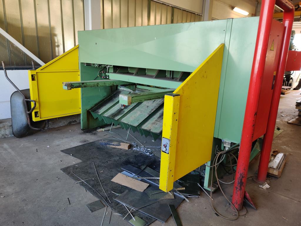 Diversos equipamentos de cantina e acessórios de oficina da zona portuária-15