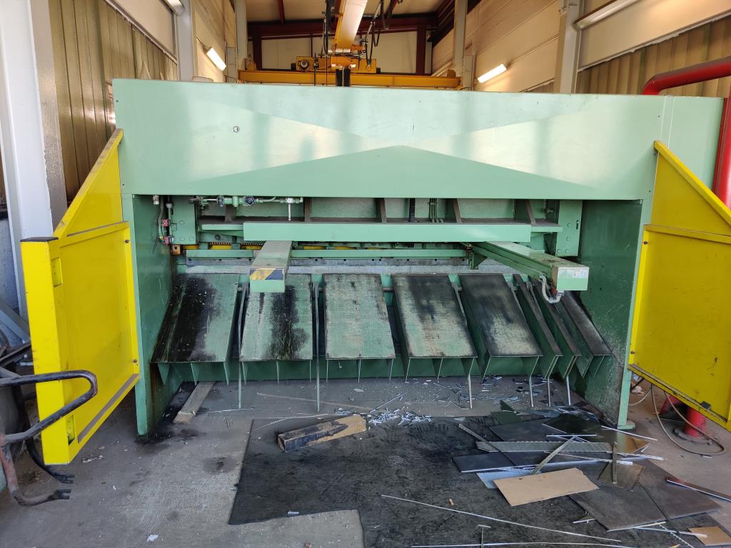 Diversos equipamentos de cantina e acessórios de oficina da zona portuária-16