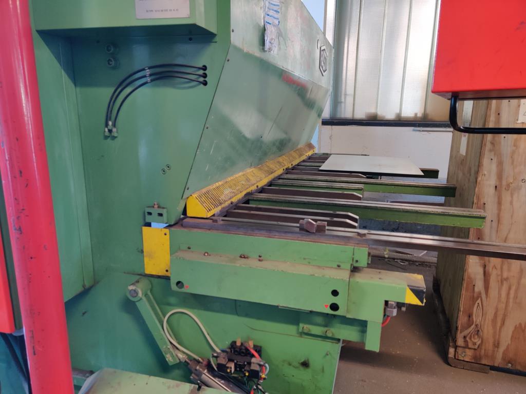 Diversos equipamentos de cantina e acessórios de oficina da zona portuária-17