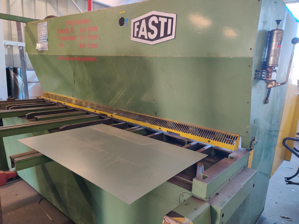 Diversos equipamentos de cantina e acessórios de oficina da zona portuária-18