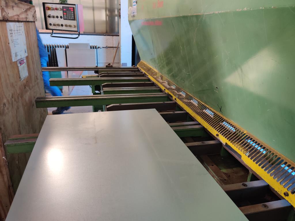 Diversos equipamentos de cantina e acessórios de oficina da zona portuária-19