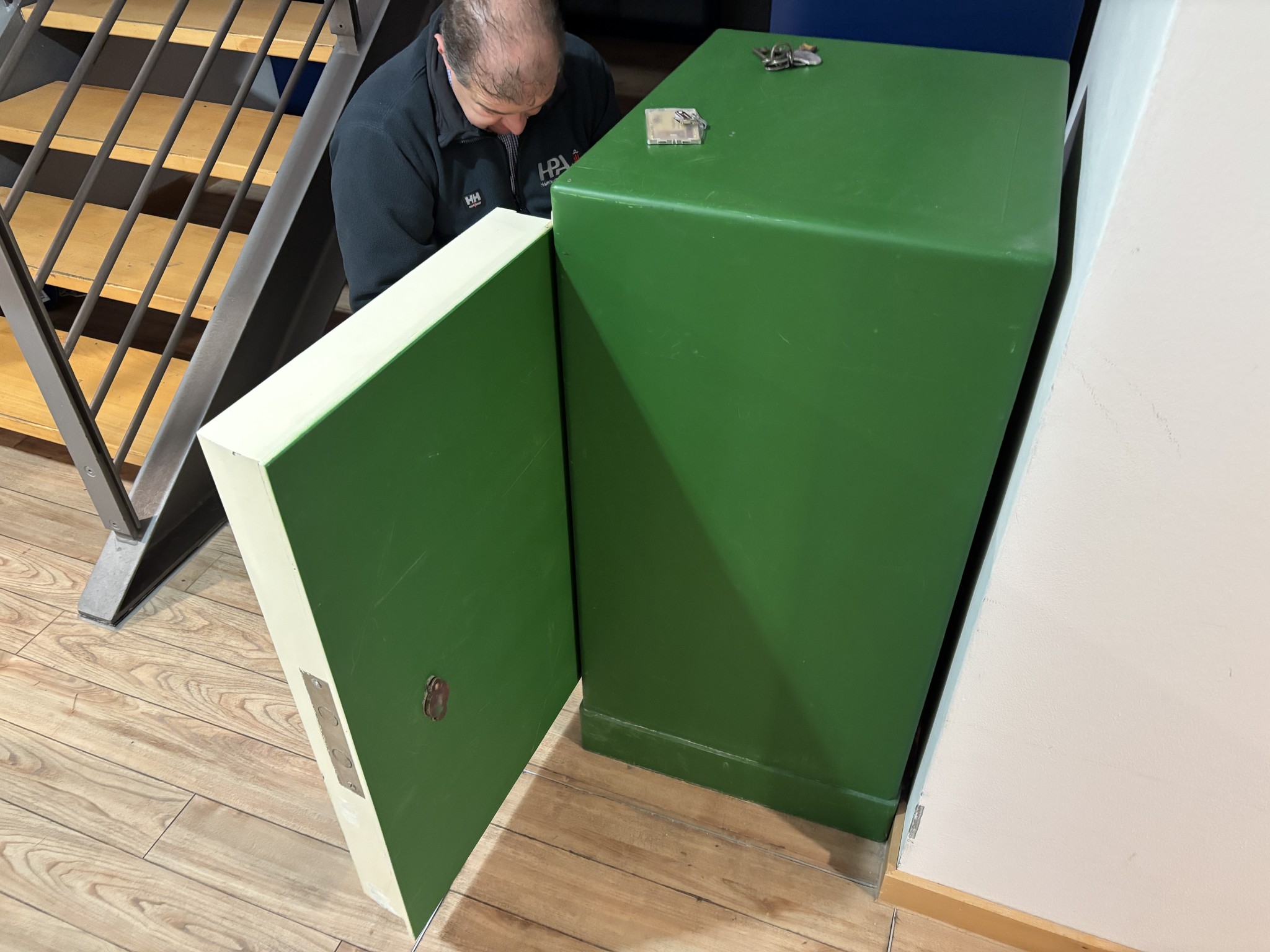 Diversos equipamentos de cantina e acessórios de oficina da zona portuária-1